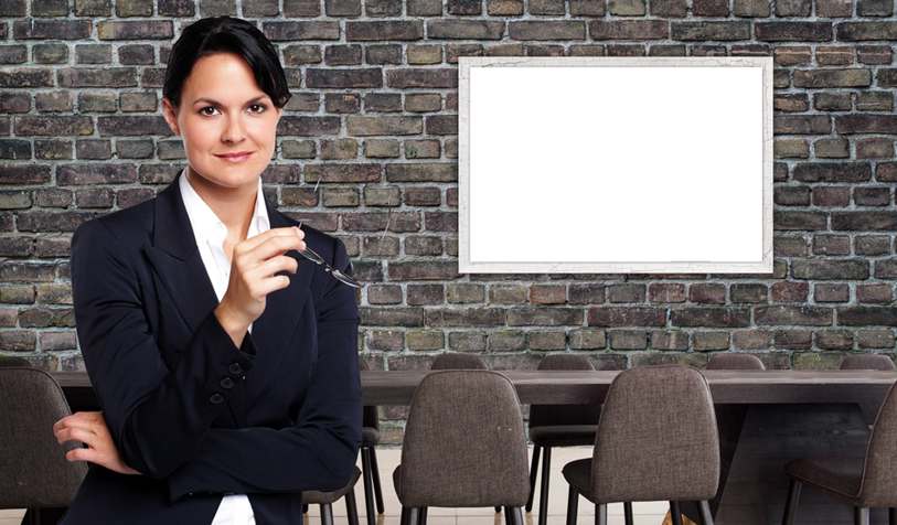 Professora ajudando aluna em aula de alfabetização