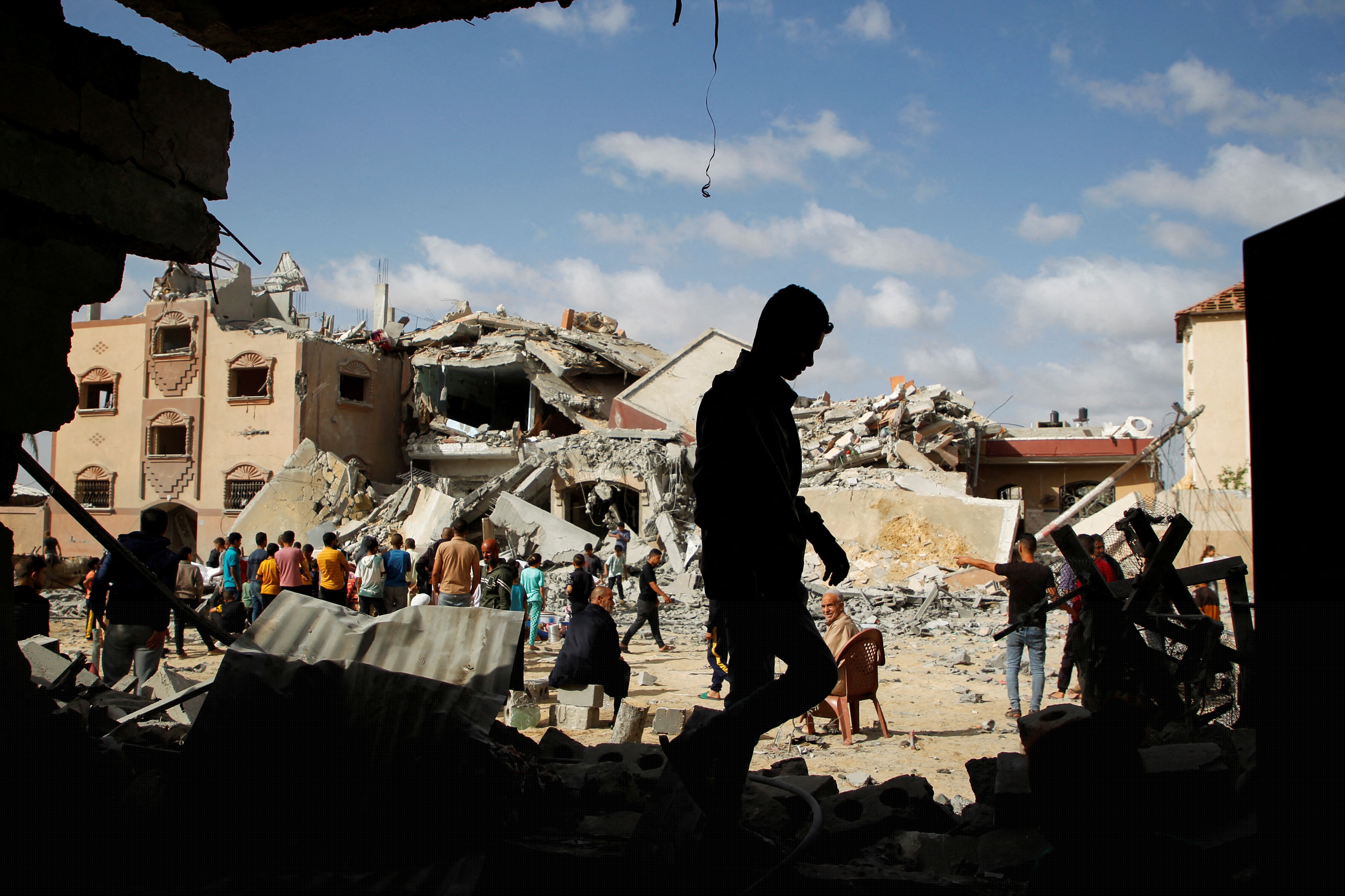 Palestinos perto de imóvel atacado por forças de Israel na cidade de Rafah, no sul da Faixa de Gaza, em 5 de maio de 2024