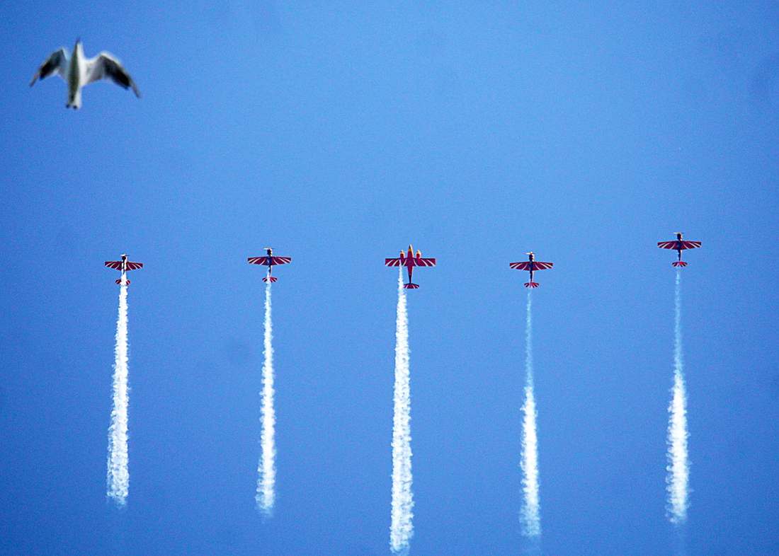 Gêmeas idênticas comemoram aniversário de 100 anos juntas na Inglaterra