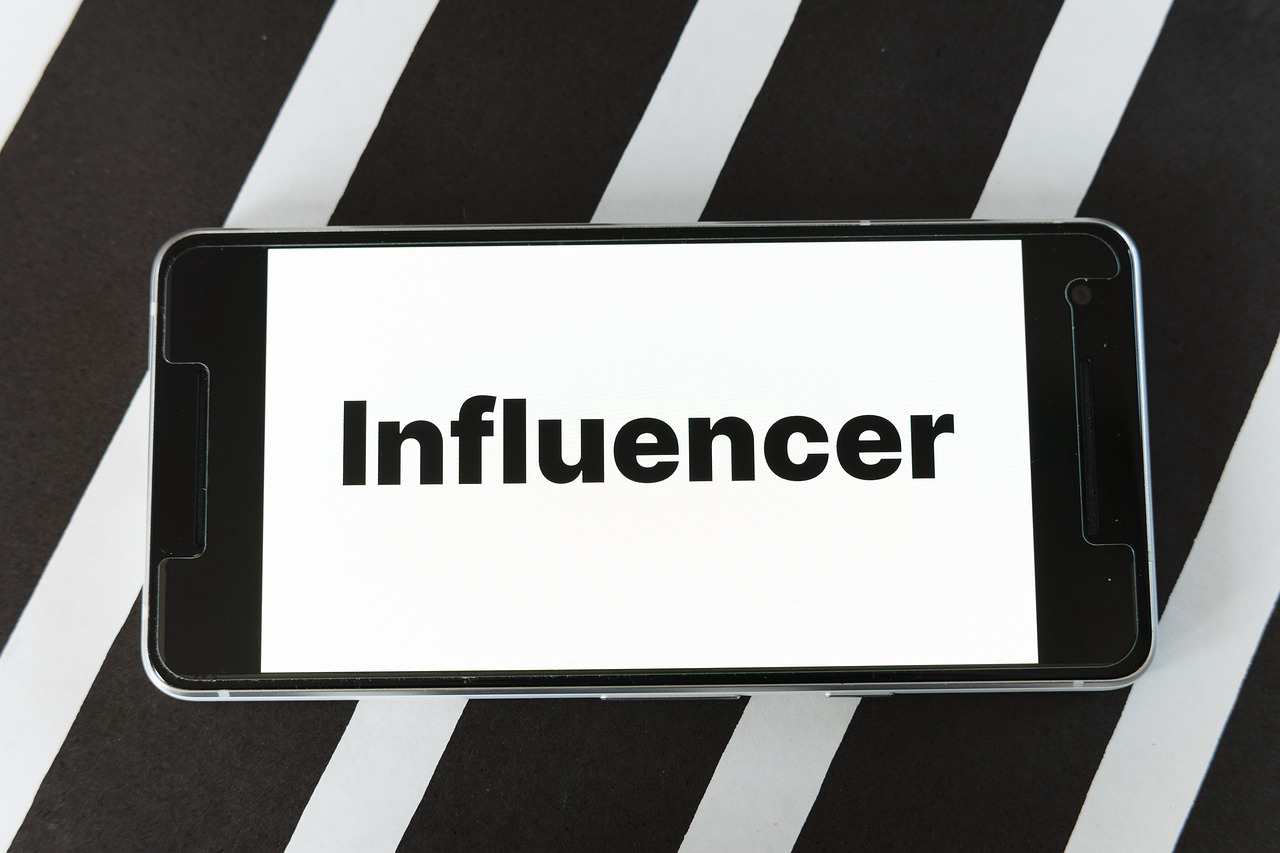 Miguel Cardona, secretário da Educação de Joe Biden, foi retirado de Washington na quinta (7) e levado a um local secreto, sobre forte segurança, antes de o presidente discursar no evento que reúne as maiores autoridades do país no Capitólio.